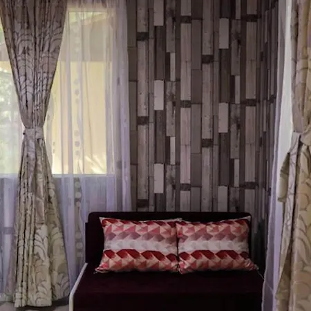 Lovely Bungalow In Pretty Area Place